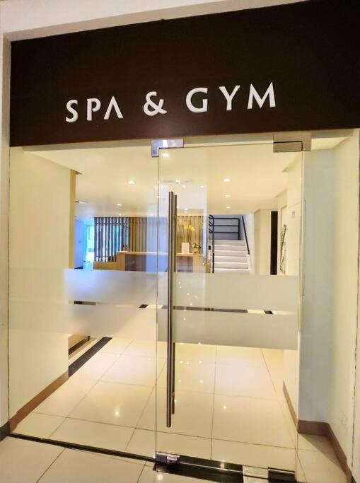 Cosy Executive 1 Bedroom Uptown Parksuites Ultra Fast Internet Manila Exterior photo